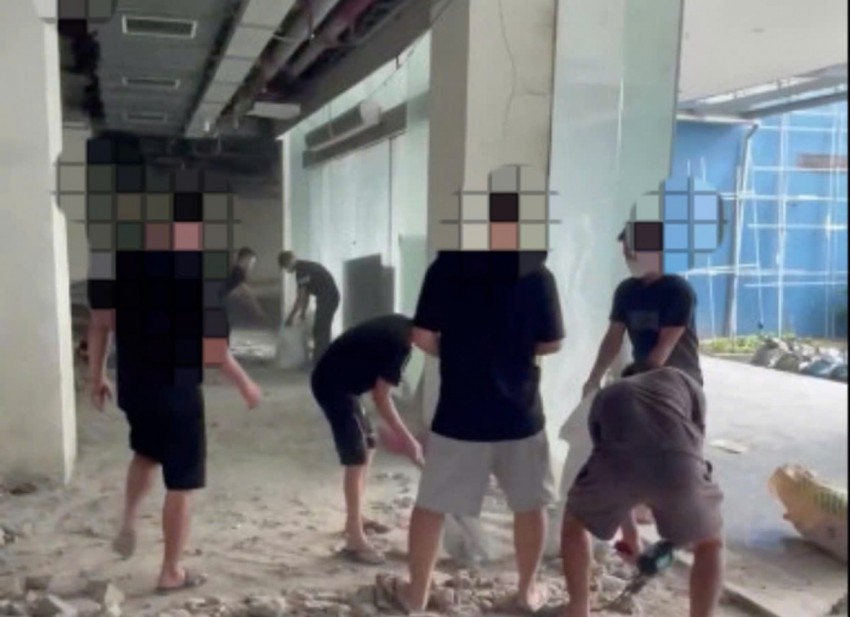 Mỗi khi Công ty Chợ Mơ cho người đến hiện trường dọn dẹp, thi công thì bị các đối tượng nhận là người của Công ty Vina đến cản trở, không cho thực hiện việc cải tạo. Mỗi khi Công ty Chợ Mơ cho người đến hiện trường dọn dẹp, thi công thì bị các đối tượng nhận là người của Công ty Vina đến cản trở, không cho thực hiện việc cải tạo.