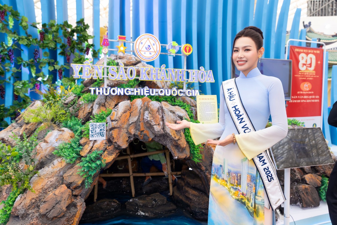 Cẩm Ly làm Đại sứ Văn hóa tỉnh Khánh Hòa. Ảnh: UNI