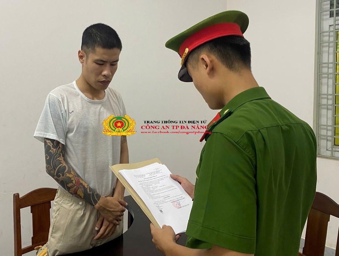 Cơ quan Công an tống đạt quyết định đối với Trương Vĩnh Thiên. (Ảnh: CAĐN)