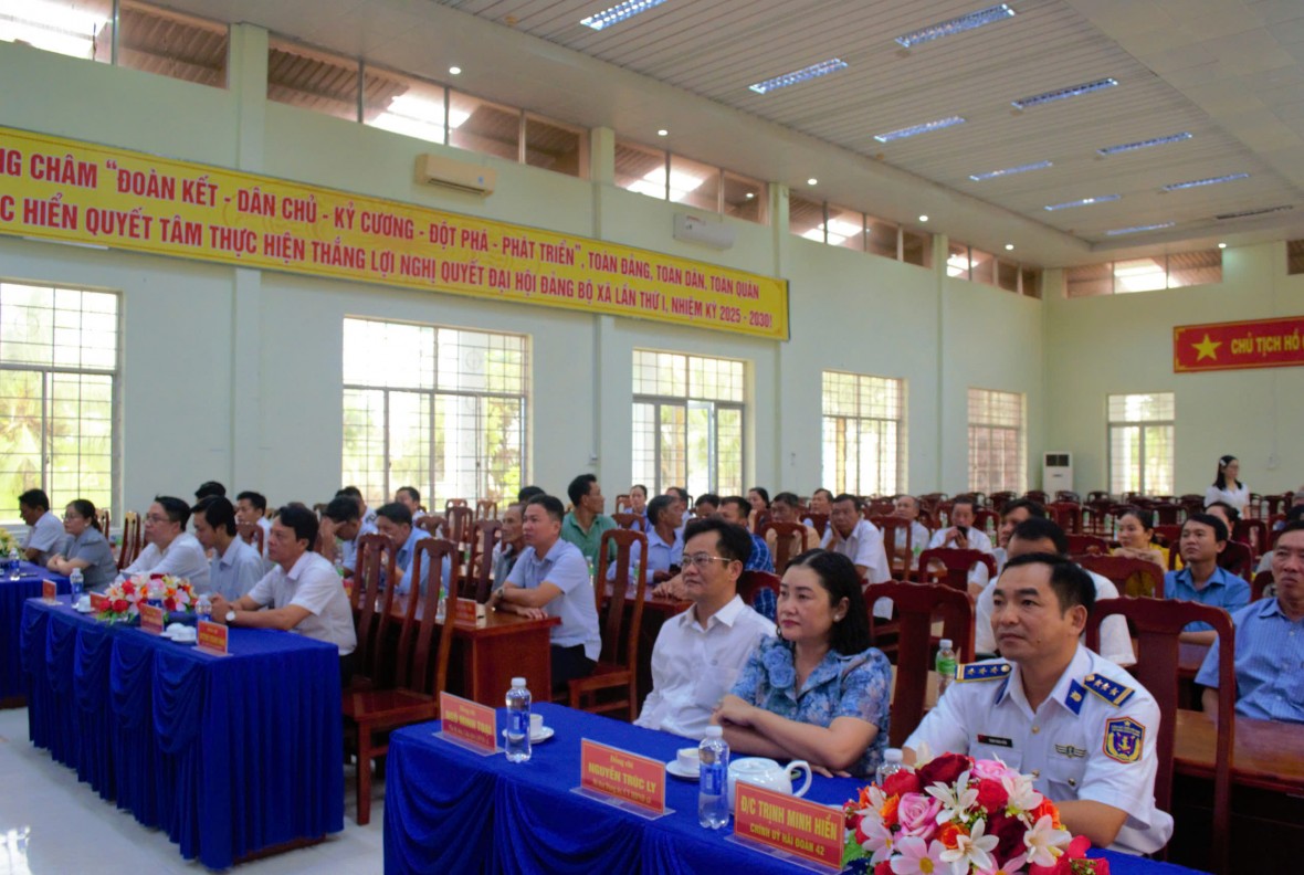 Hải đoàn 42 đồng hành cùng ngư dân Cà Mau, chung tay gỡ thẻ vàng” IUU