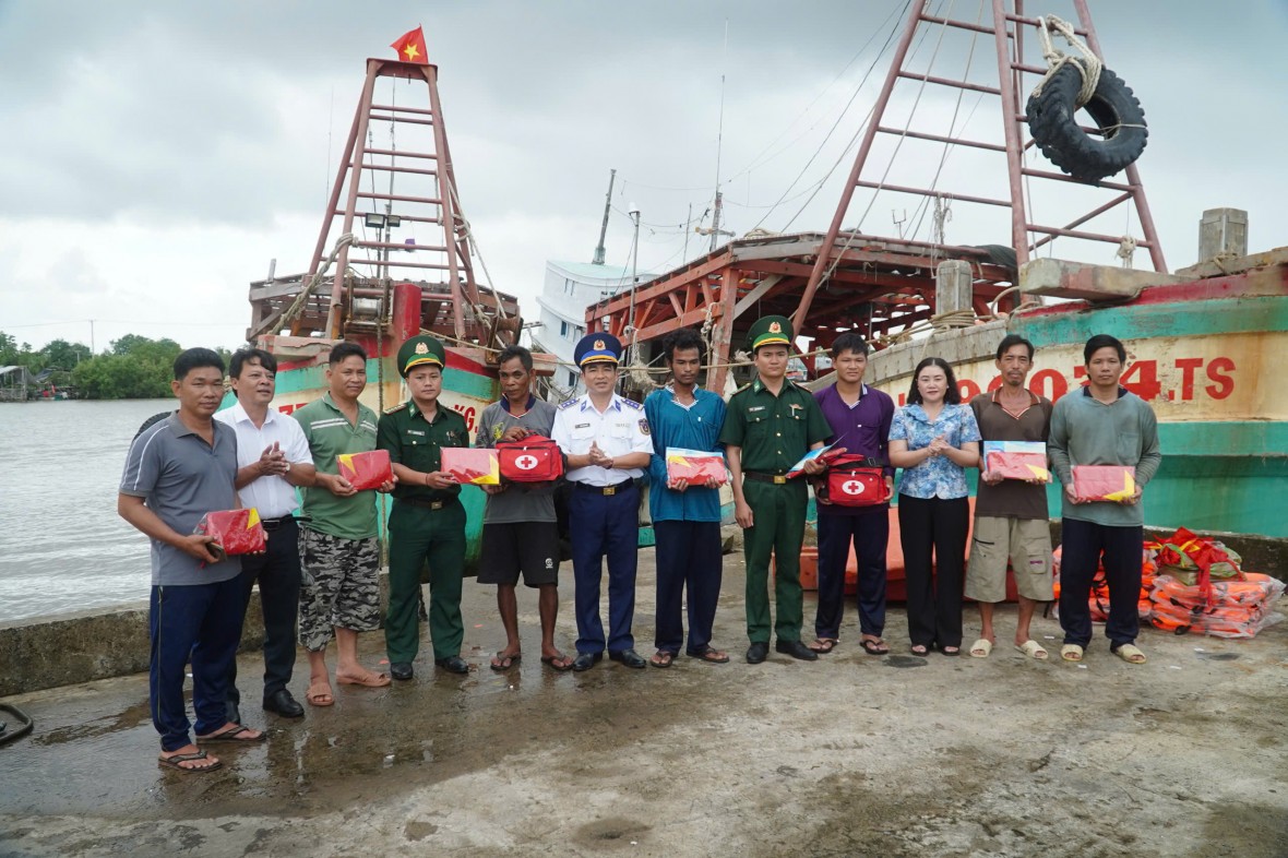 Hải đoàn 42 đồng hành cùng ngư dân Cà Mau, chung tay gỡ thẻ vàng” IUU