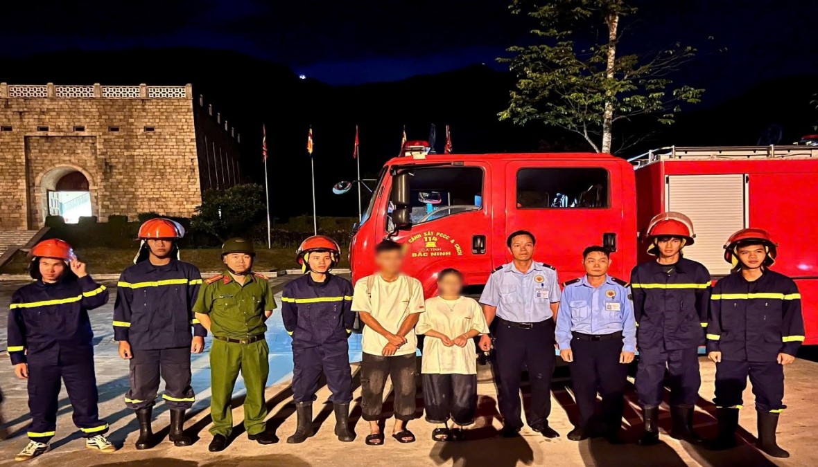 giải cứu thành công 02 khách du lịch đi lạc trong rừng. (Ảnh: CABN)