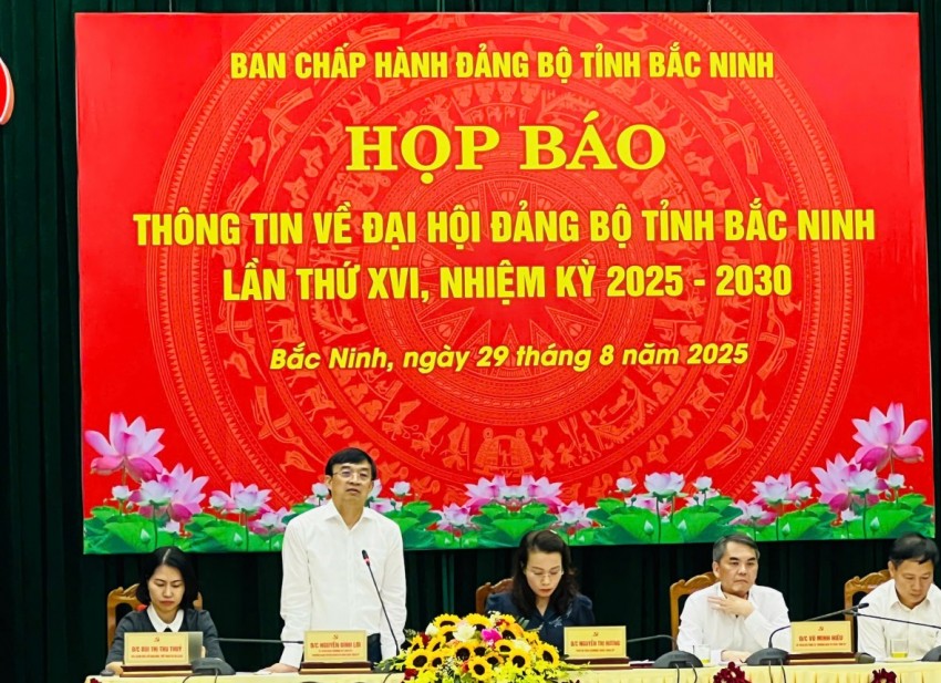 Đồng chí Nguyễn Đình Lợi, Trưởng ban Tuyên giáo và Dân vận Tỉnh ủy Bắc Ninh trao đổi tại buổi họp báo.