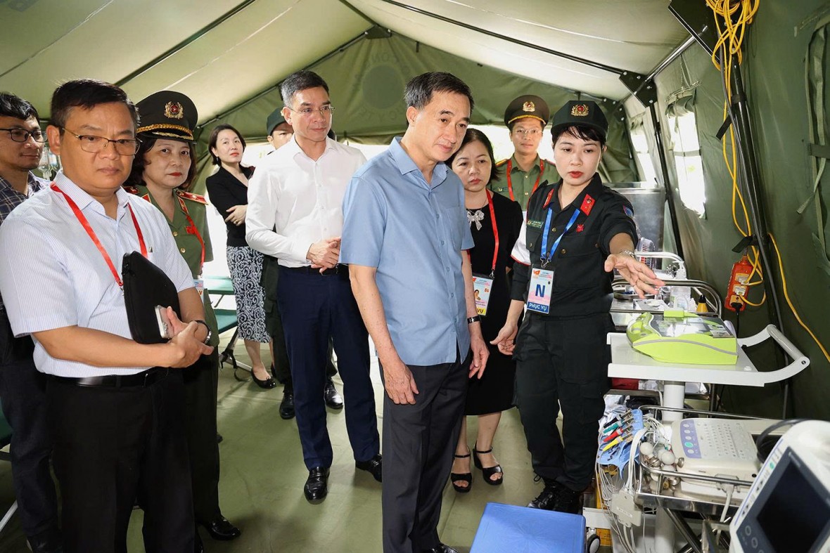 Thứ trưởng Bộ Y tế Trần Văn Thuấn kiểm tra công tác đảm bảo y tế phục vụ sự kiện A80. Ảnh: SK&ĐS