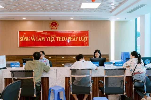 Chủ tịch Hà Nội yêu cầu xử lý hoặc đề xuất xử lý nghiêm những trường hợp vi phạm, lạm dụng yêu cầu bản sao có chứng thực với người dân, tổ chức. Ảnh: TTXVN Chủ tịch Hà Nội yêu cầu xử lý hoặc đề xuất xử lý nghiêm những trường hợp vi phạm, lạm dụng yêu cầu bản sao có chứng thực với người dân, tổ chức. Ảnh: TTXVN