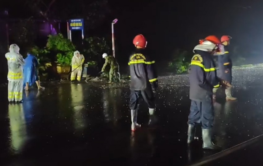 Kịp thời xử lý sự cố xe tải làm rơi hàng tấn vỏ hạt điều trên Quốc lộ 14