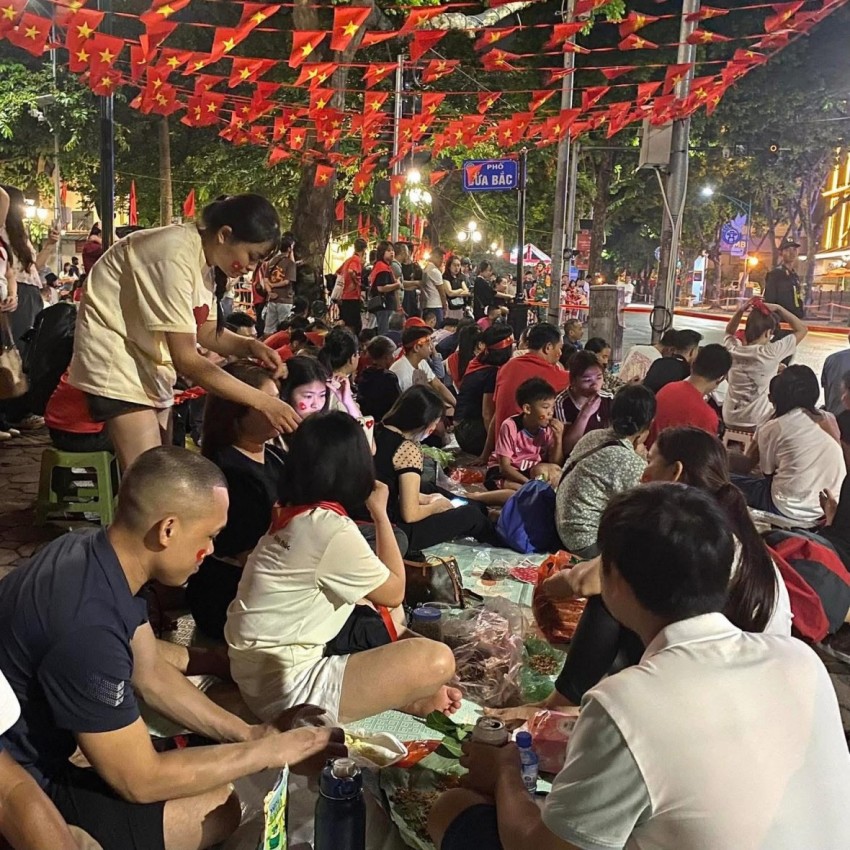 Biển người thức xuyên đêm đợi chờ màn tổng duyệt diễu binh, diễu hành kỷ niệm 80 năm Quốc khánh 2/9