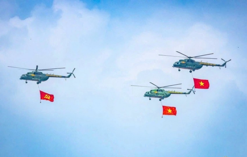 Biển người thức xuyên đêm đợi chờ màn tổng duyệt diễu binh, diễu hành kỷ niệm 80 năm Quốc khánh 2/9