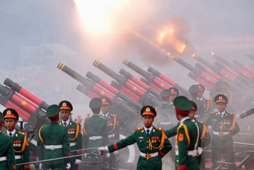 Biển người thức xuyên đêm đợi chờ màn tổng duyệt diễu binh, diễu hành kỷ niệm 80 năm Quốc khánh 2/9