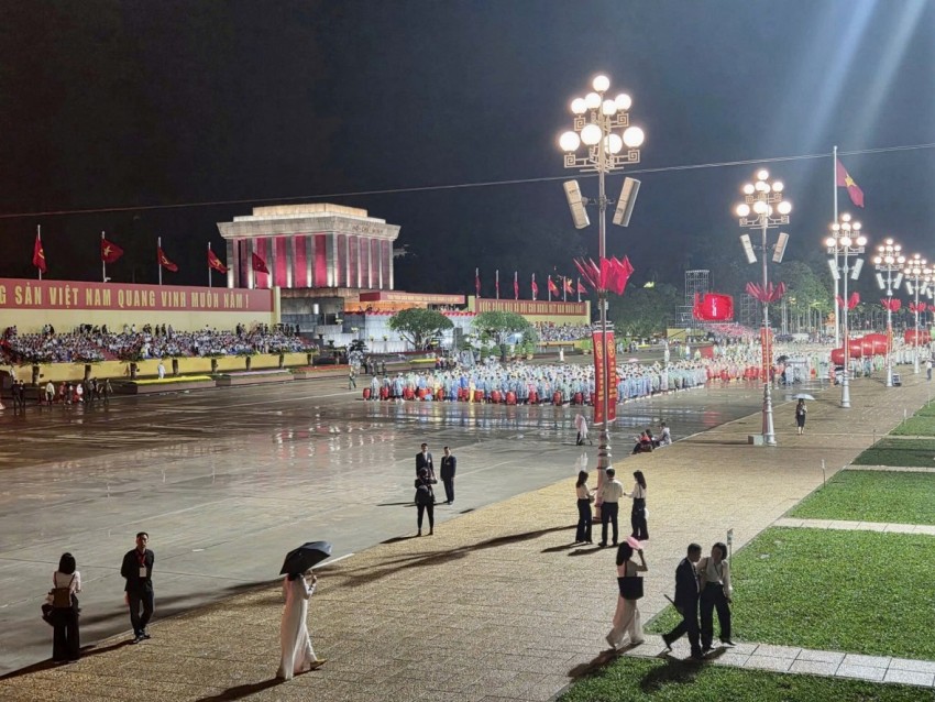 Biển người thức xuyên đêm đợi chờ màn tổng duyệt diễu binh, diễu hành kỷ niệm 80 năm Quốc khánh 2/9