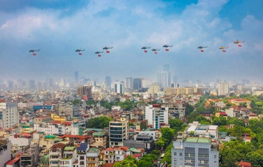 Biển người thức xuyên đêm đợi chờ màn tổng duyệt diễu binh, diễu hành kỷ niệm 80 năm Quốc khánh 2/9