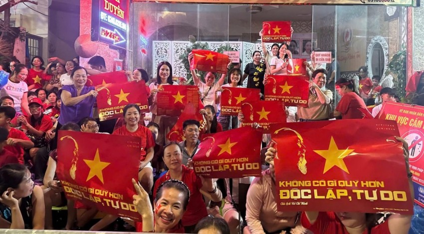 Biển người thức xuyên đêm đợi chờ màn tổng duyệt diễu binh, diễu hành kỷ niệm 80 năm Quốc khánh 2/9