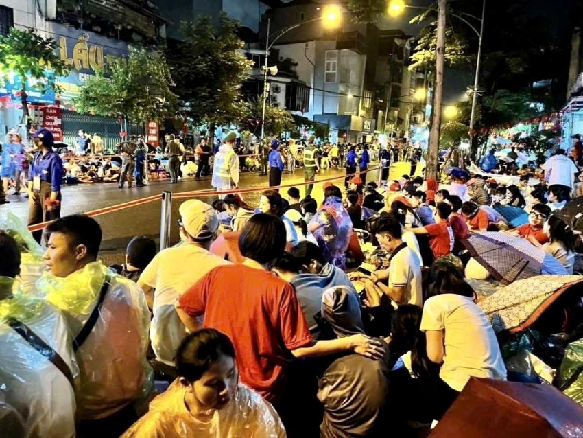 Biển người thức xuyên đêm đợi chờ màn tổng duyệt diễu binh, diễu hành kỷ niệm 80 năm Quốc khánh 2/9