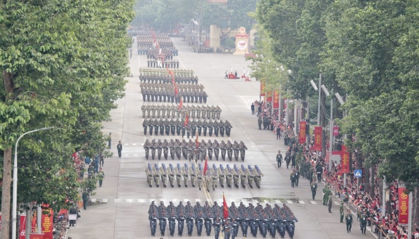 Biển người thức xuyên đêm đợi chờ màn tổng duyệt diễu binh, diễu hành kỷ niệm 80 năm Quốc khánh 2/9