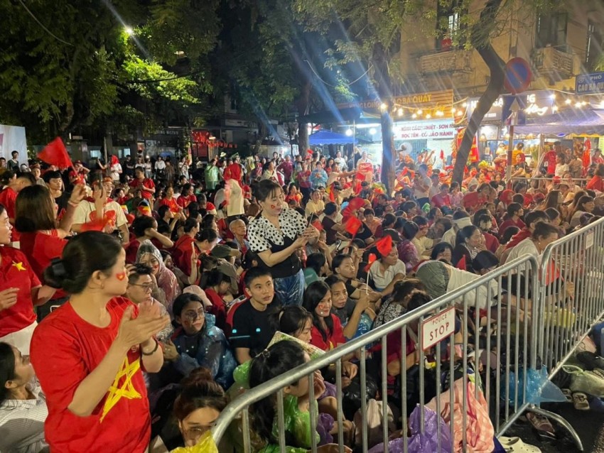 Biển người thức xuyên đêm đợi chờ màn tổng duyệt diễu binh, diễu hành kỷ niệm 80 năm Quốc khánh 2/9