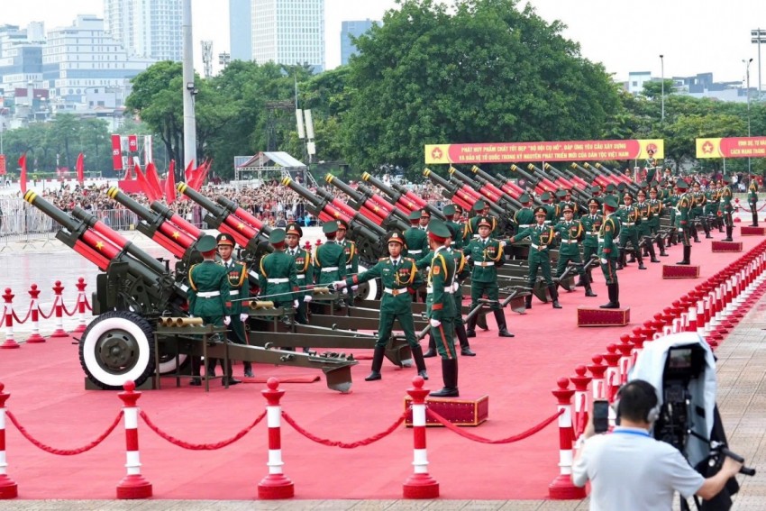 Biển người thức xuyên đêm đợi chờ màn tổng duyệt diễu binh, diễu hành kỷ niệm 80 năm Quốc khánh 2/9