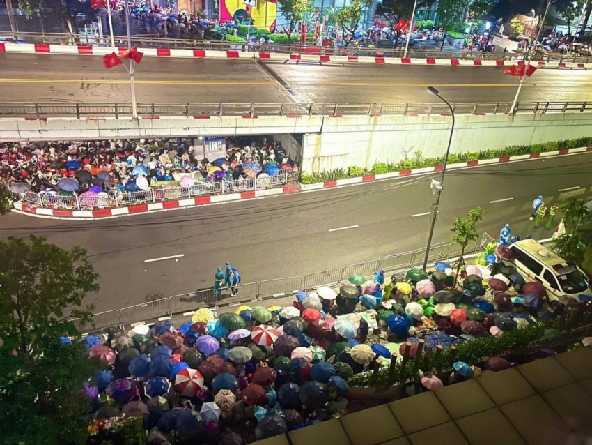 Biển người thức xuyên đêm đợi chờ màn tổng duyệt diễu binh, diễu hành kỷ niệm 80 năm Quốc khánh 2/9