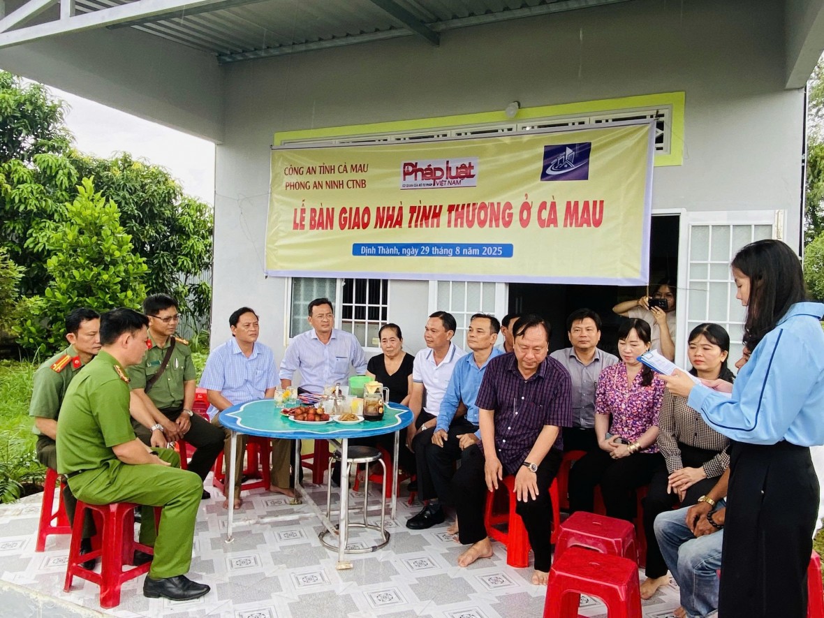 Báo Pháp luật Việt Nam trao tặng 03 ngôi nhà tình thương tại Cà Mau Báo Pháp luật Việt Nam trao tặng 03 ngôi nhà tình thương tại Cà Mau