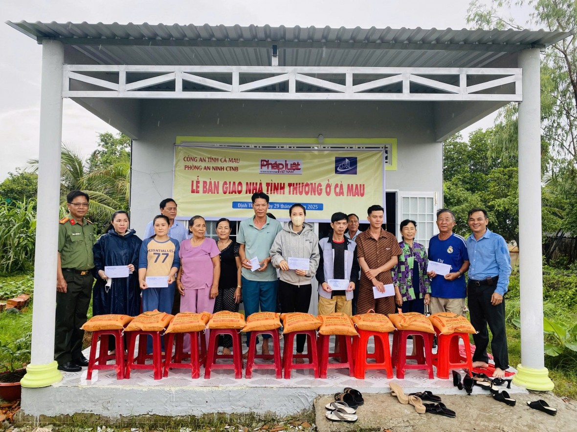 Báo Pháp luật Việt Nam trao tặng 03 ngôi nhà tình thương tại Cà Mau Báo Pháp luật Việt Nam trao tặng 03 ngôi nhà tình thương tại Cà Mau