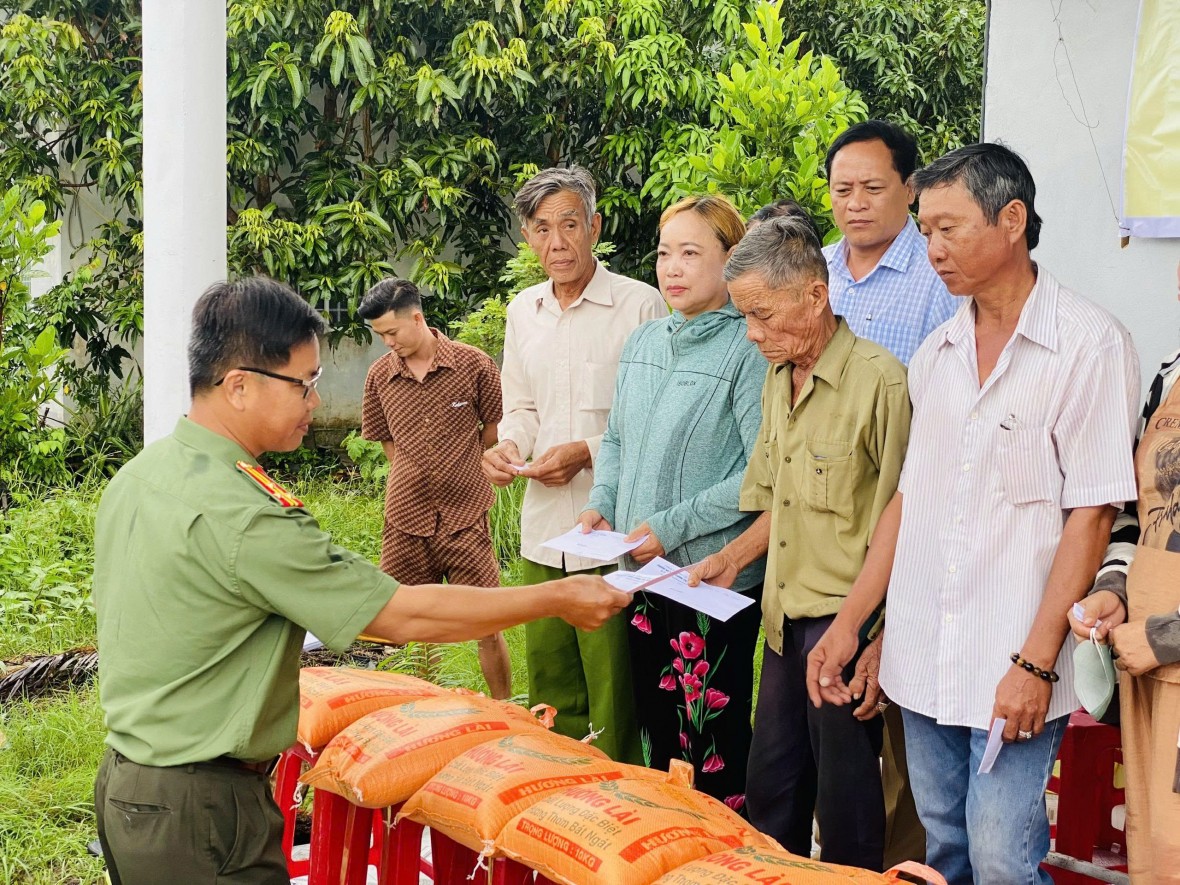 Báo Pháp luật Việt Nam trao tặng 03 ngôi nhà tình thương tại Cà Mau Báo Pháp luật Việt Nam trao tặng 03 ngôi nhà tình thương tại Cà Mau