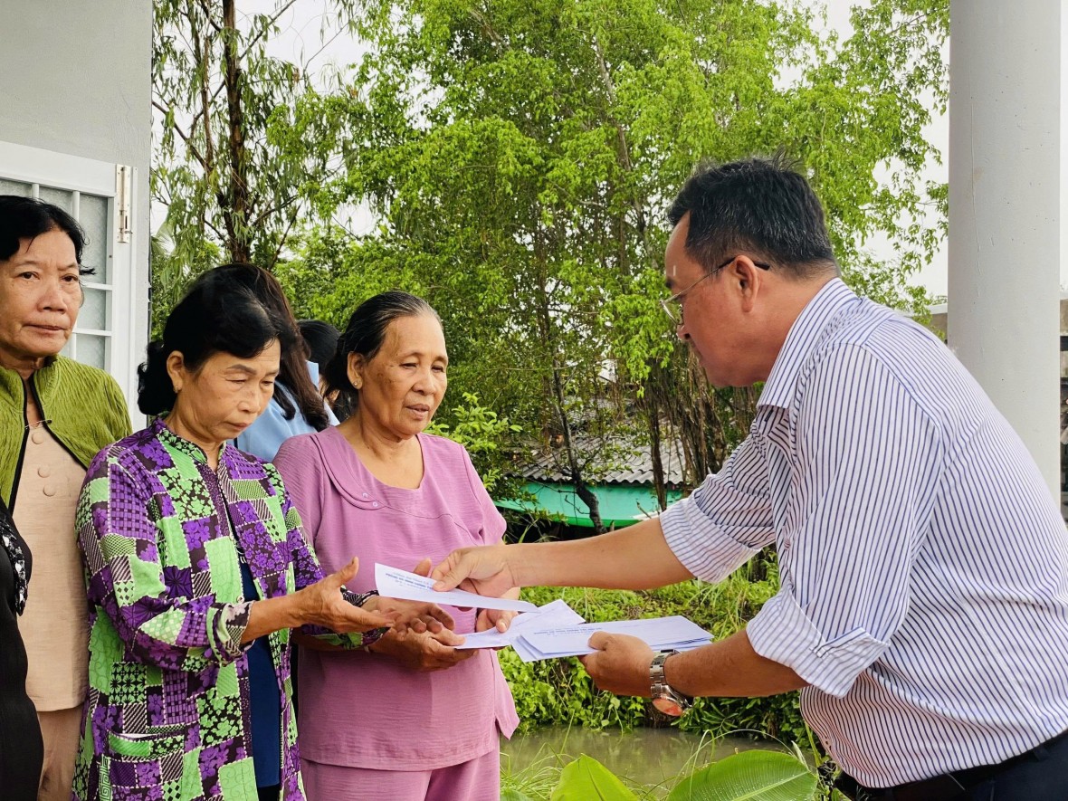 Báo Pháp luật Việt Nam trao tặng 03 ngôi nhà tình thương tại Cà Mau Báo Pháp luật Việt Nam trao tặng 03 ngôi nhà tình thương tại Cà Mau