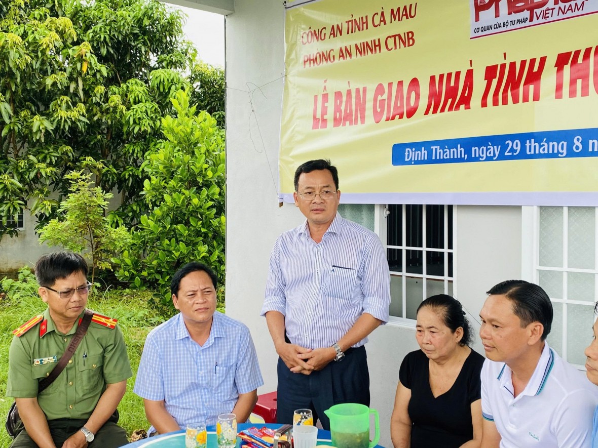 Báo Pháp luật Việt Nam trao tặng 03 ngôi nhà tình thương tại Cà Mau Báo Pháp luật Việt Nam trao tặng 03 ngôi nhà tình thương tại Cà Mau