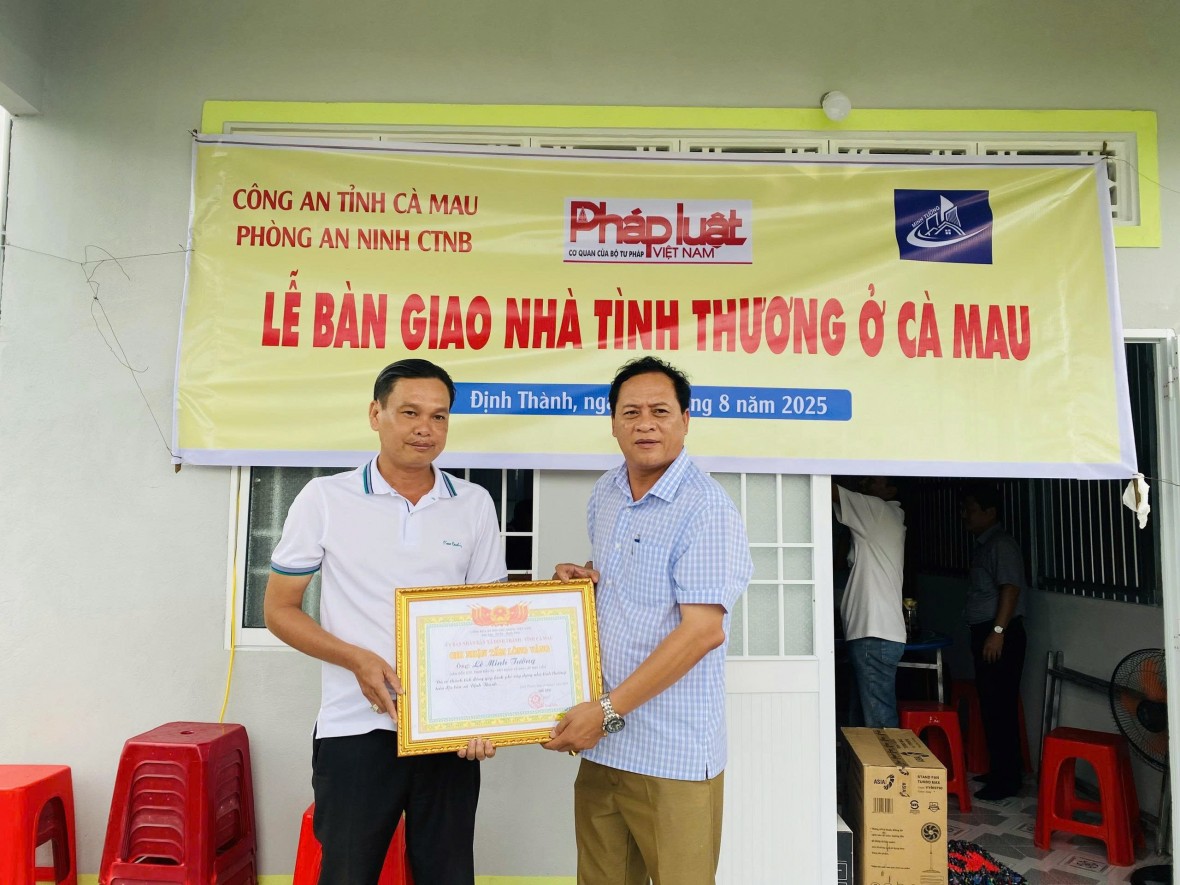 Báo Pháp luật Việt Nam trao tặng 03 ngôi nhà tình thương tại Cà Mau Báo Pháp luật Việt Nam trao tặng 03 ngôi nhà tình thương tại Cà Mau