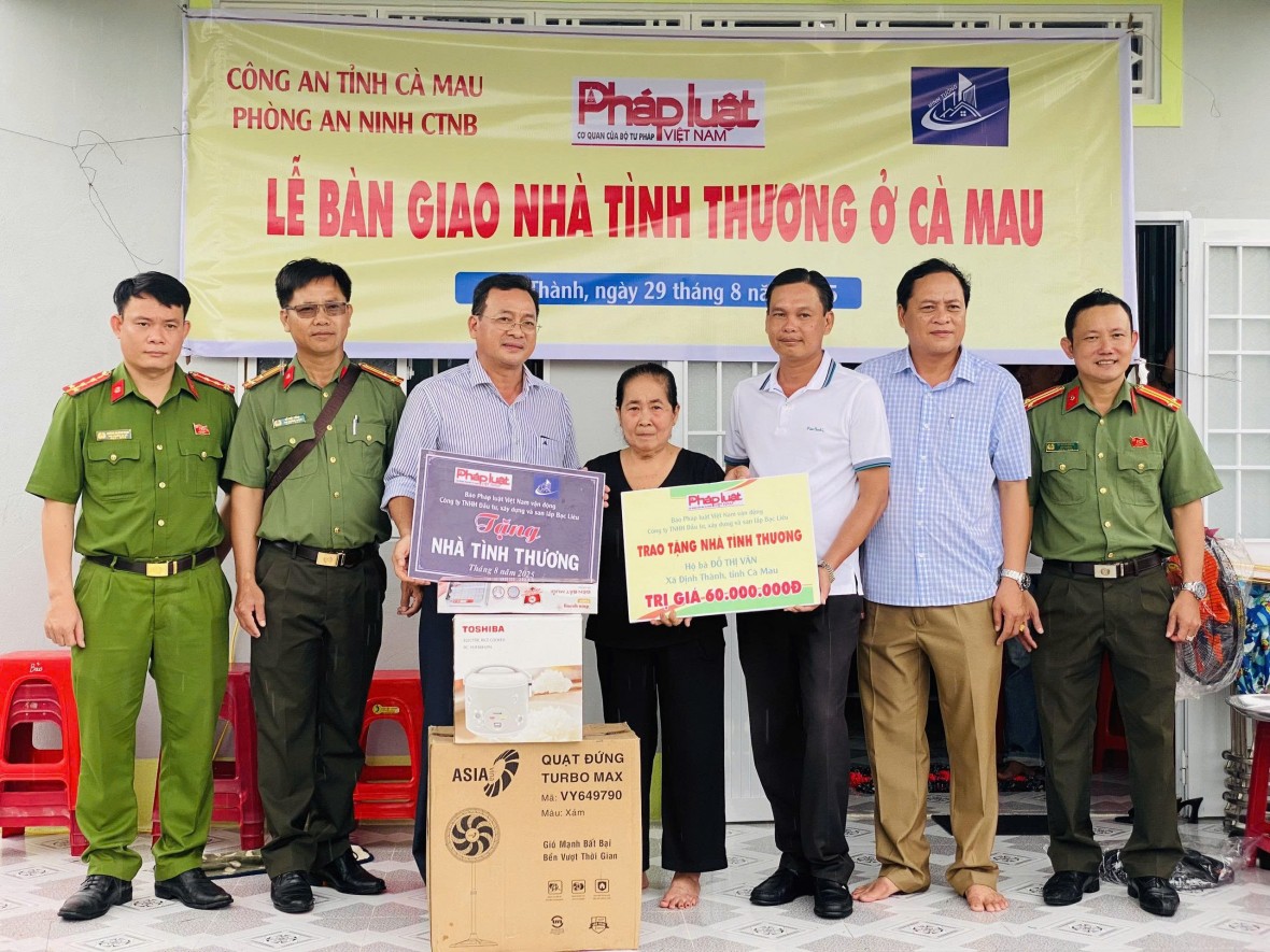 Báo Pháp luật Việt Nam trao tặng 03 ngôi nhà tình thương tại Cà Mau Báo Pháp luật Việt Nam trao tặng 03 ngôi nhà tình thương tại Cà Mau
