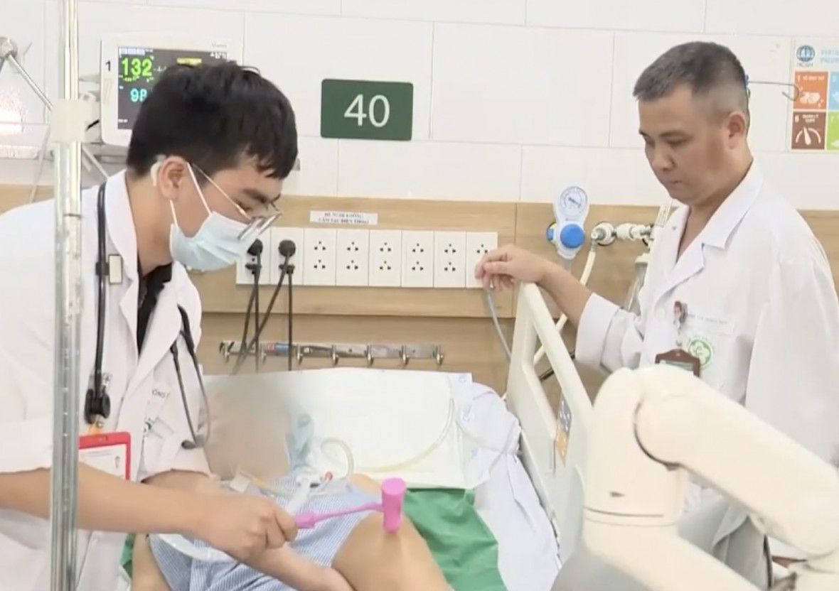 Các bác sĩ Trung tâm Chống độc kiểm tra phản xạ cơ cho bệnh nhân. (Ảnh: Nguyên Hà/ Bệnh viện Bạch Mai)