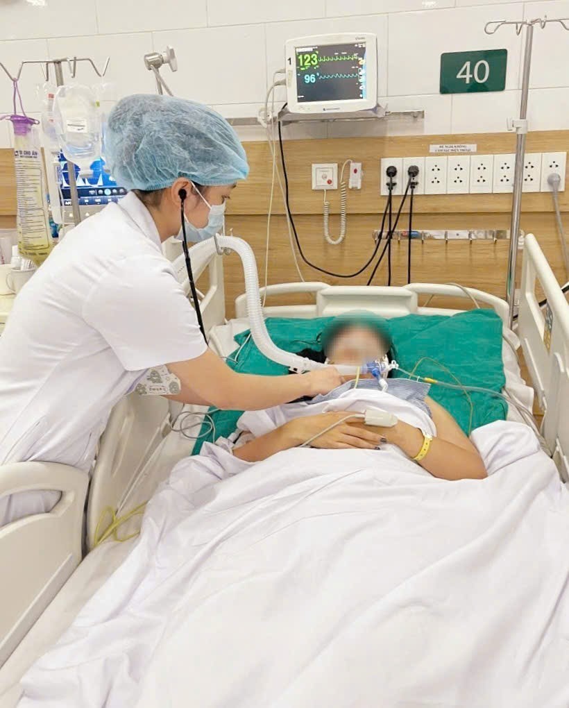 Bệnh nhân phải thở máy và phụ thuộc vào sự chăm sóc của người khác