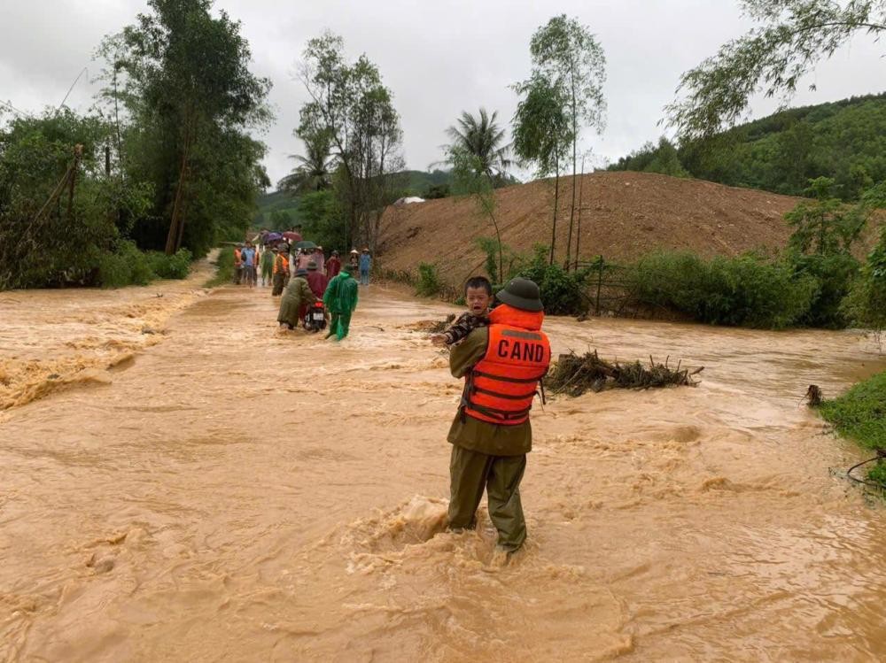 Công an hỗ trợ người dân xã Hương Xuân di chuyển đến nơi an toàn.