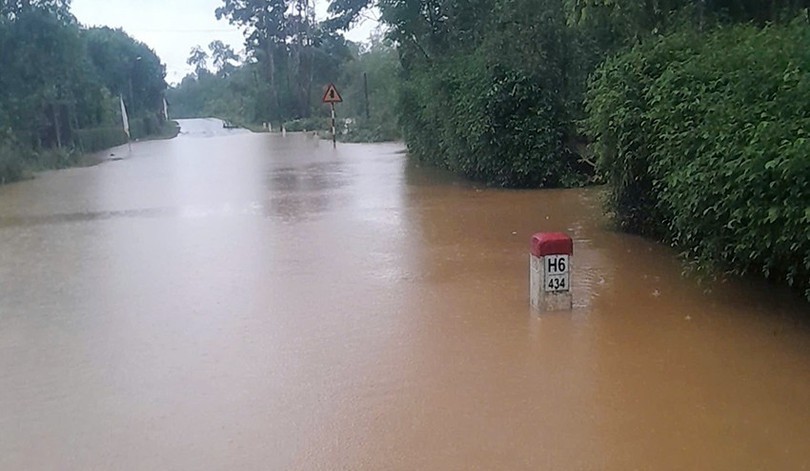 Quốc lộ 15 đoạn qua xã Phúc Trạch, tỉnh Hà Tĩnh bị chia cắt.