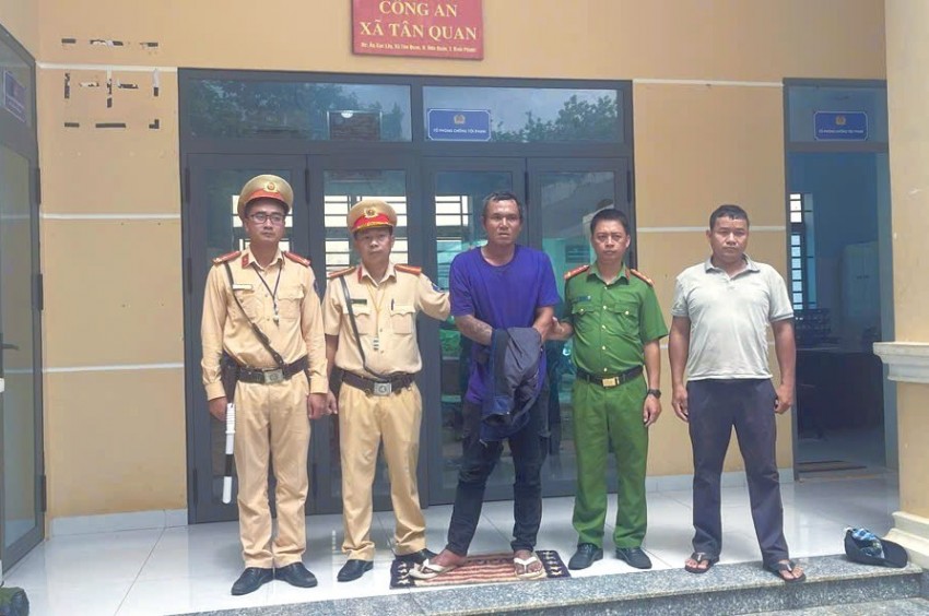 Đội CSGT Đường bộ số 3 phối hợp cùng Công an xã Tân Quan bắt giữ đối tượng truy nã sau vụ va chạm giao thông. Đội CSGT Đường bộ số 3 phối hợp cùng Công an xã Tân Quan bắt giữ đối tượng truy nã sau vụ va chạm giao thông.