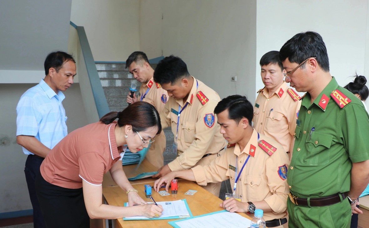 Học viên làm thủ tục dự thi.