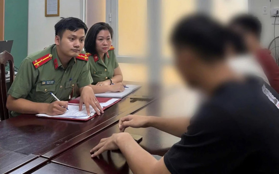 Cơ quan chức năng làm việc với L.T.A.