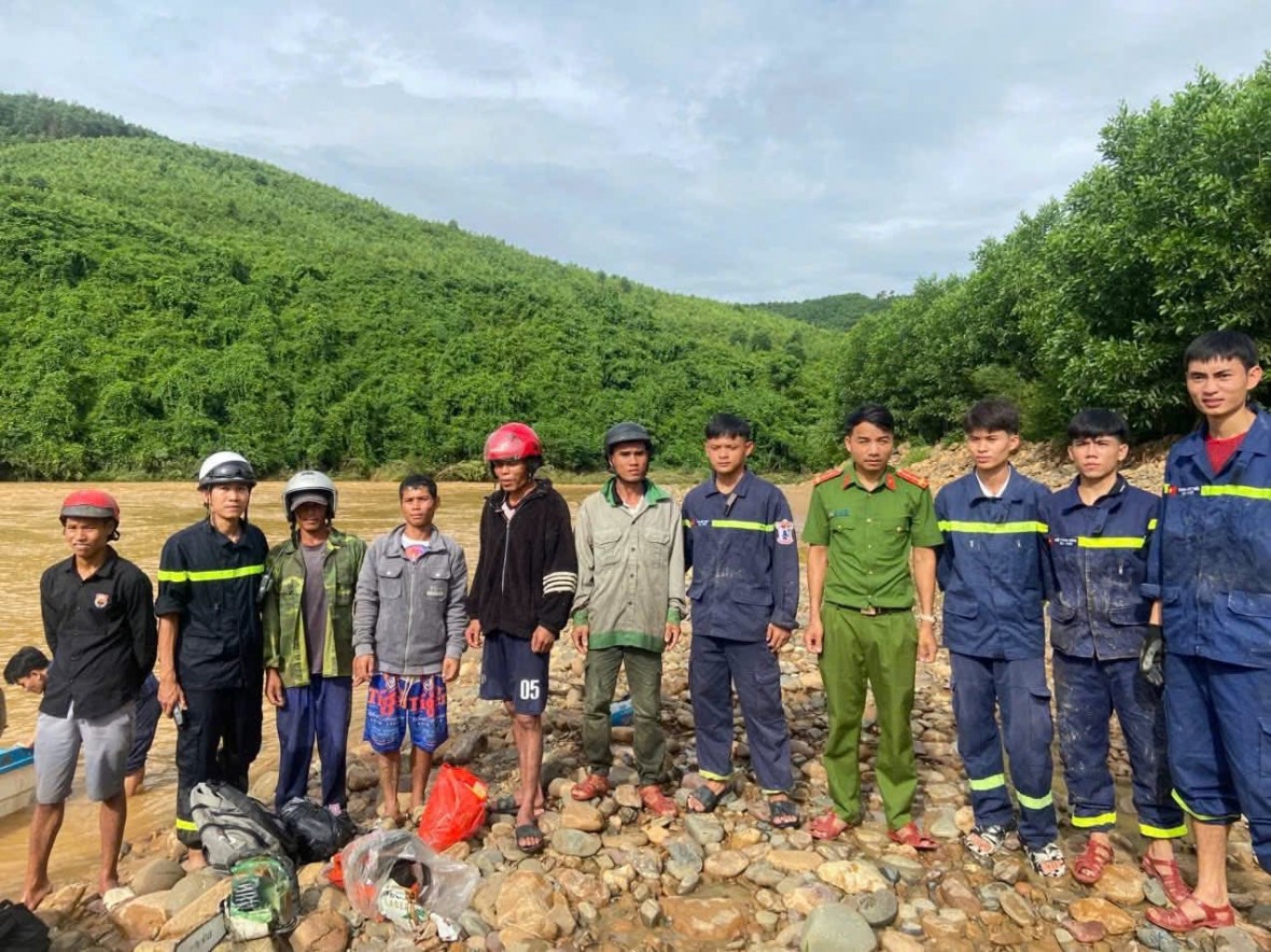 Lực lượng Công an giải cứu 05 người dân bị cô lập do nước lũ dâng cao