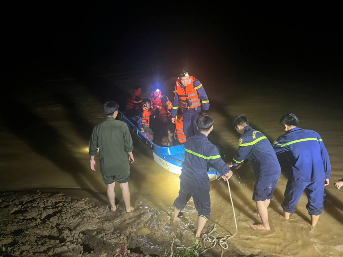 Quảng Trị: Giải cứu 11 người dân bị cô lập do nước lũ dâng cao