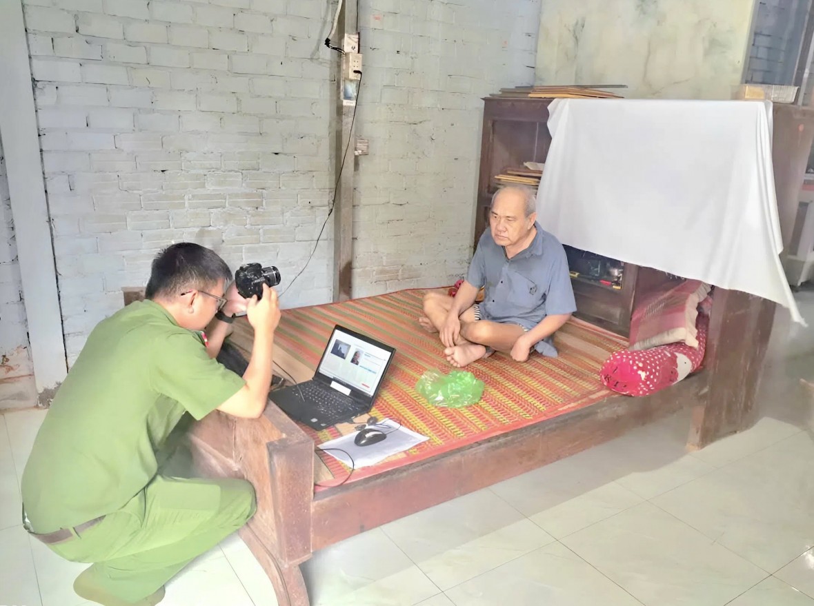 Công an Cà Mau: Quyết tâm hoàn thành cao điểm cấp đổi thẻ cho 100% đảng viên