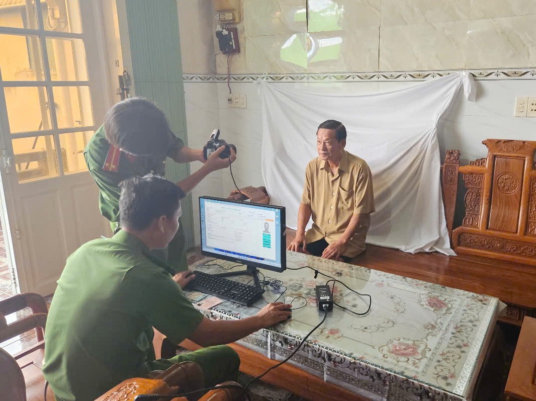 Công an Cà Mau: Quyết tâm hoàn thành cao điểm cấp đổi thẻ cho 100% đảng viên