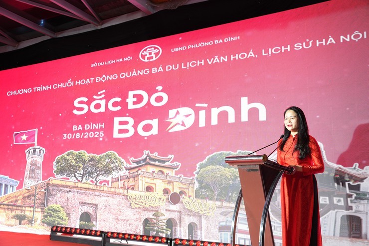 Chủ tịch UBND phường Ba Đình Phạm Thị Diễm phát biểu tại chương trình.