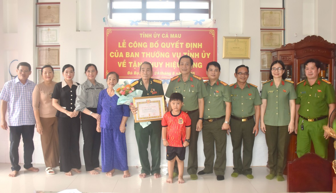 Cà Mau: Trao Huy hiệu 55 và 60 năm tuổi Đảng nhân dịp Quốc khánh 2/9 Cà Mau: Trao Huy hiệu 55 và 60 năm tuổi Đảng nhân dịp Quốc khánh 2/9