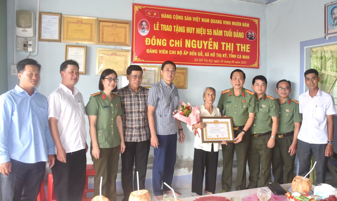 Cà Mau: Trao Huy hiệu 55 và 60 năm tuổi Đảng nhân dịp Quốc khánh 2/9 Cà Mau: Trao Huy hiệu 55 và 60 năm tuổi Đảng nhân dịp Quốc khánh 2/9