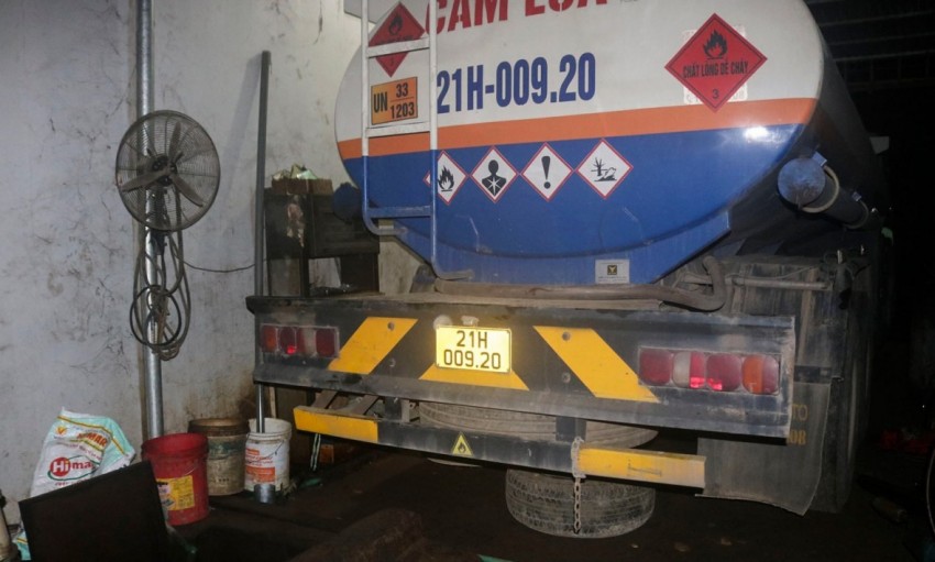 Công an Lào Cai bắt giữ xe bồn chở xăng trái phép Công an Lào Cai bắt giữ xe bồn chở xăng trái phép