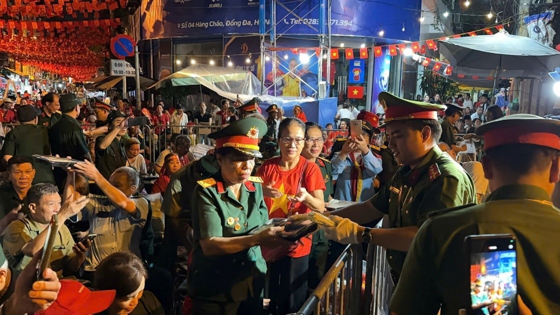 Những suất cơm ấm áp, tình cảm của CBCS Công an phường Ô Chợ Dừa gửi đến các bác Cựu chiến binh, người có công