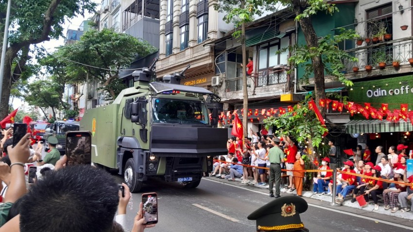 Dàn khí tài bánh lốp đi giữa lòng nhân dân trong buổi Tổng duyệt