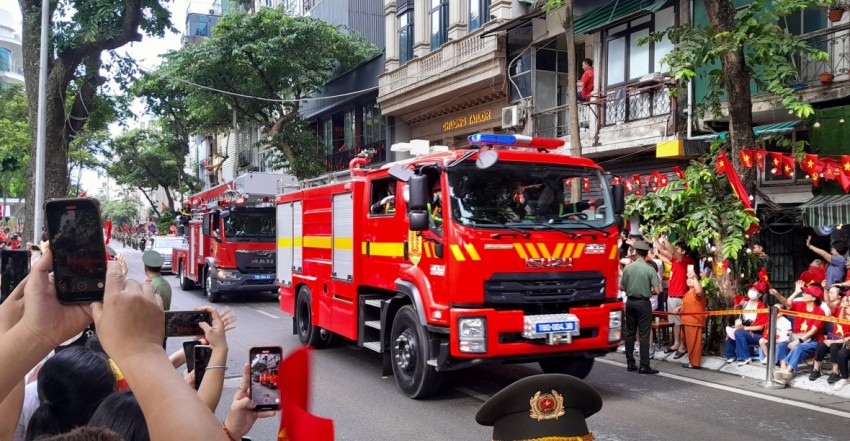 Dàn khí tài bánh lốp đi giữa lòng nhân dân trong buổi Tổng duyệt