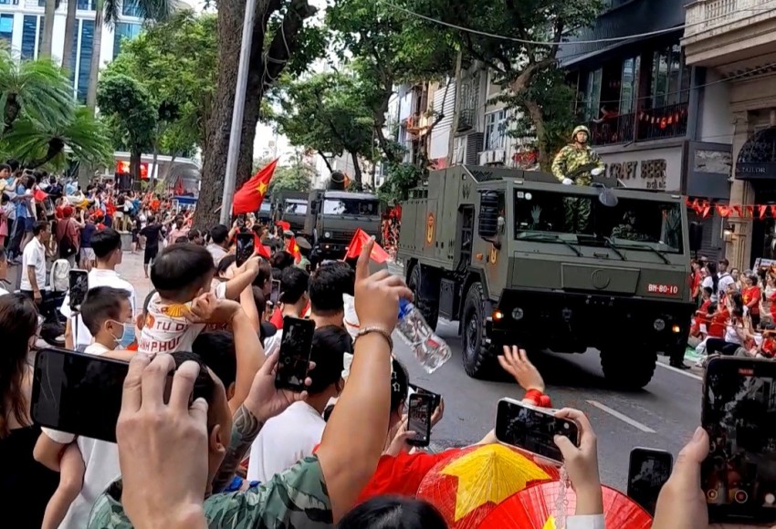 Dàn khí tài bánh lốp đi giữa lòng nhân dân trong buổi Tổng duyệt