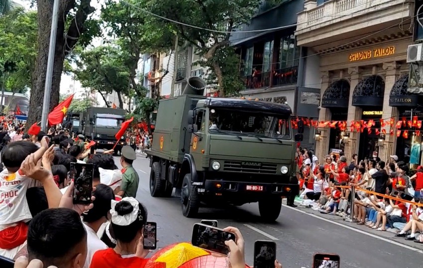 Dàn khí tài bánh lốp đi giữa lòng nhân dân trong buổi Tổng duyệt