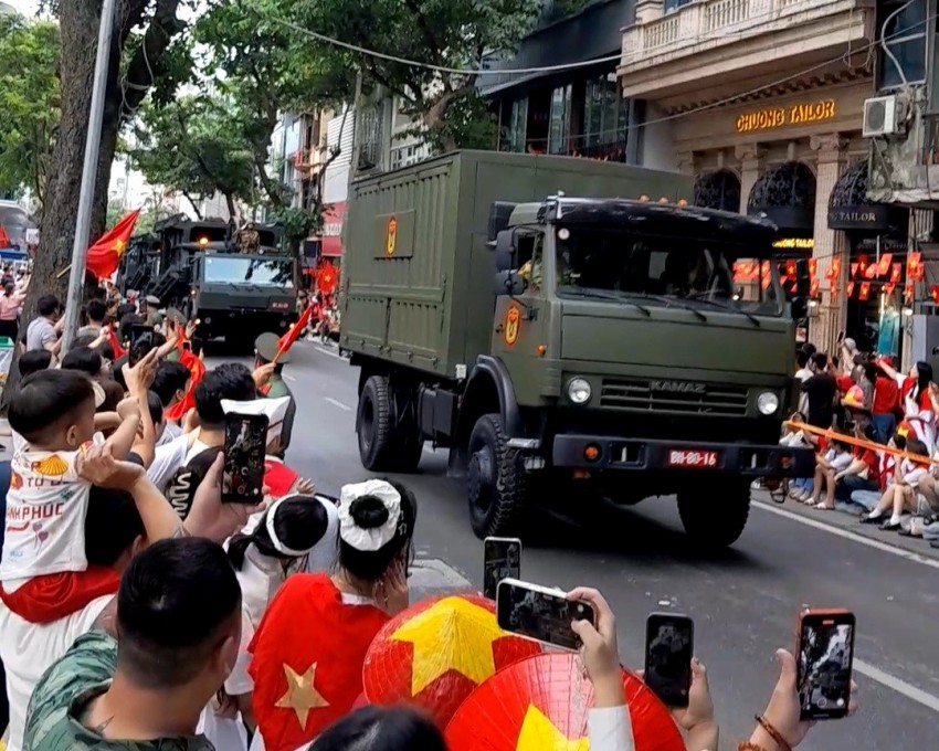 Dàn khí tài bánh lốp đi giữa lòng nhân dân trong buổi Tổng duyệt