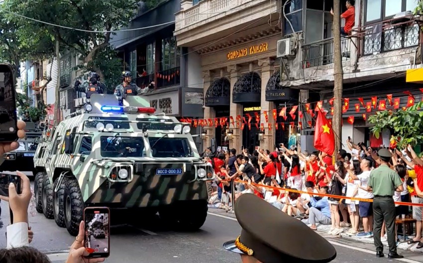 Dàn khí tài bánh lốp đi giữa lòng nhân dân trong buổi Tổng duyệt